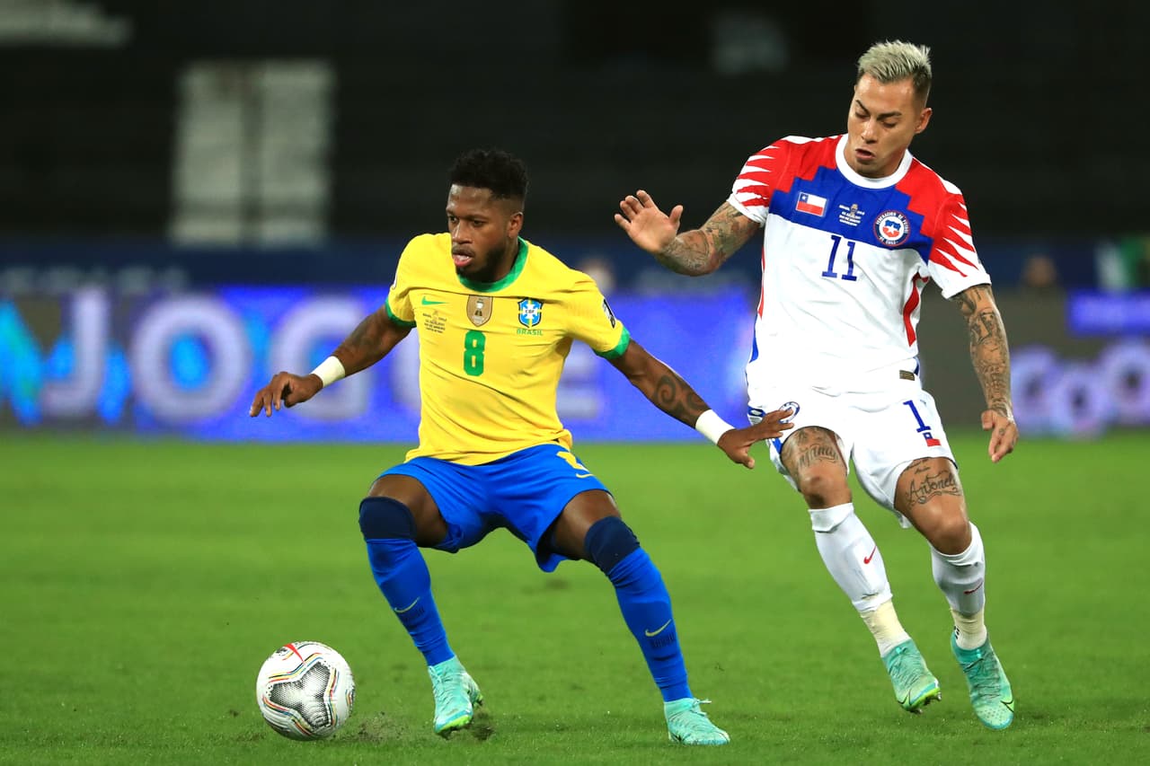 Por parte de los chilenos, Eduardo Vargas fue el primero en pisar el área brasileña a los 20 minutos, pero lo hizo en fuera de lugar. Todo quedó en un susto.