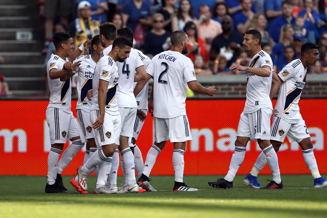 Poco después, a los 15', el argentino Favio Álvarez (izquierda) hizo el 2-0 de LA Galaxy.