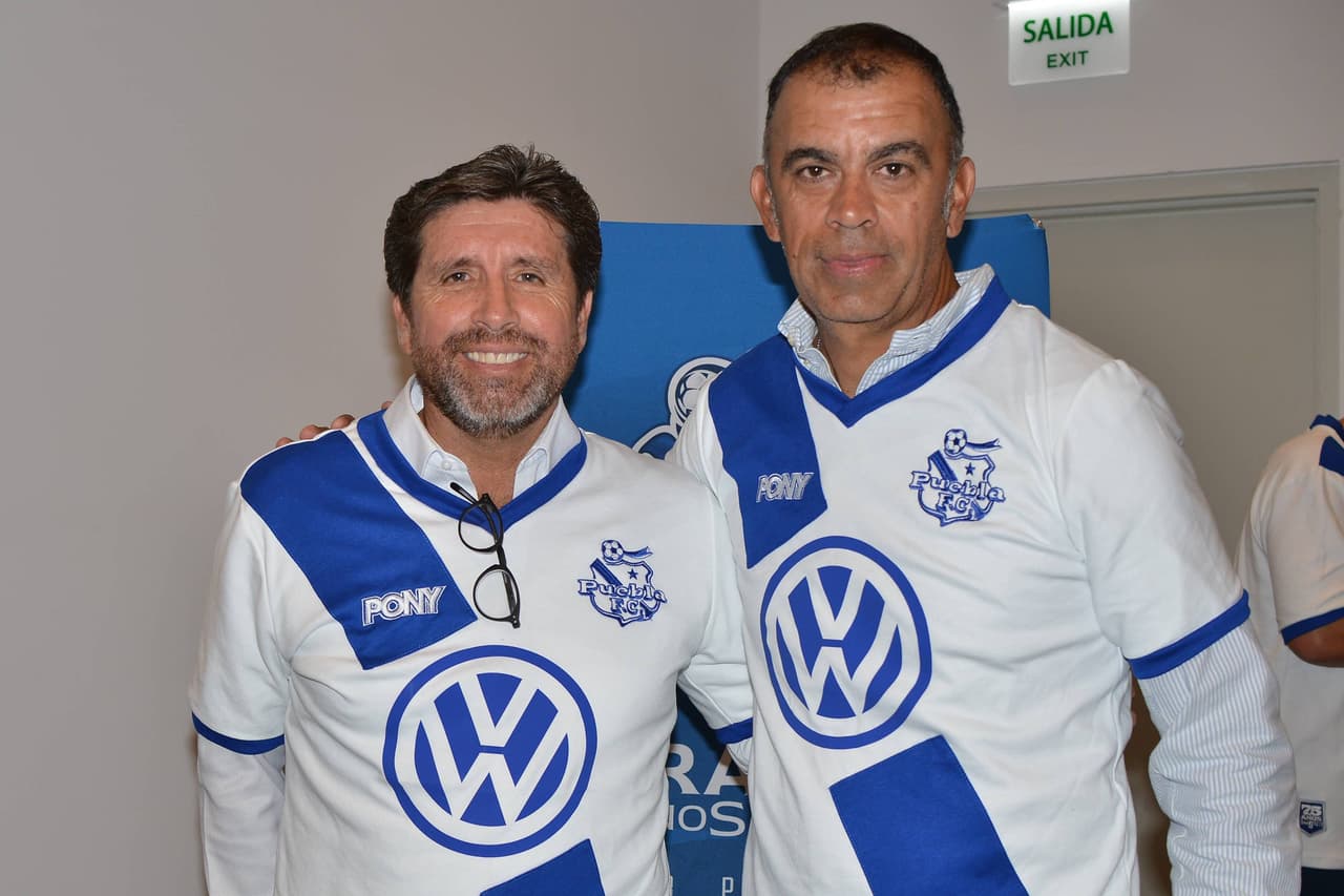 De cara al festejo del 75 aniversario del equipo, Puebla reunió a exjugadores que fueron parte de la época del 'campeonísimo' (89-90), quienes convivieron con diversos aficionados.