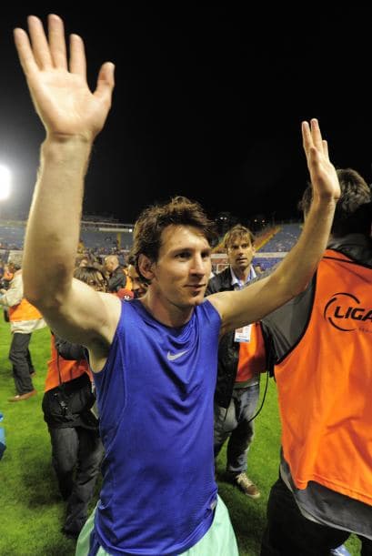 Messi terminó sin su playera, que se la regaló a los aficionados que los acompañaron.