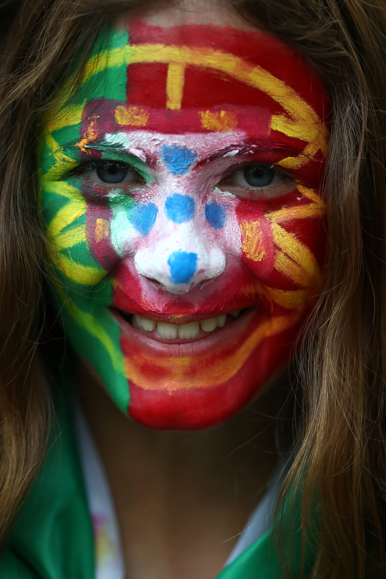 Ellas se llevaron los chiflidos y piropos en el Estadio Velódrome de Marsella. ¿Las fans de qué equipo lucieron más?