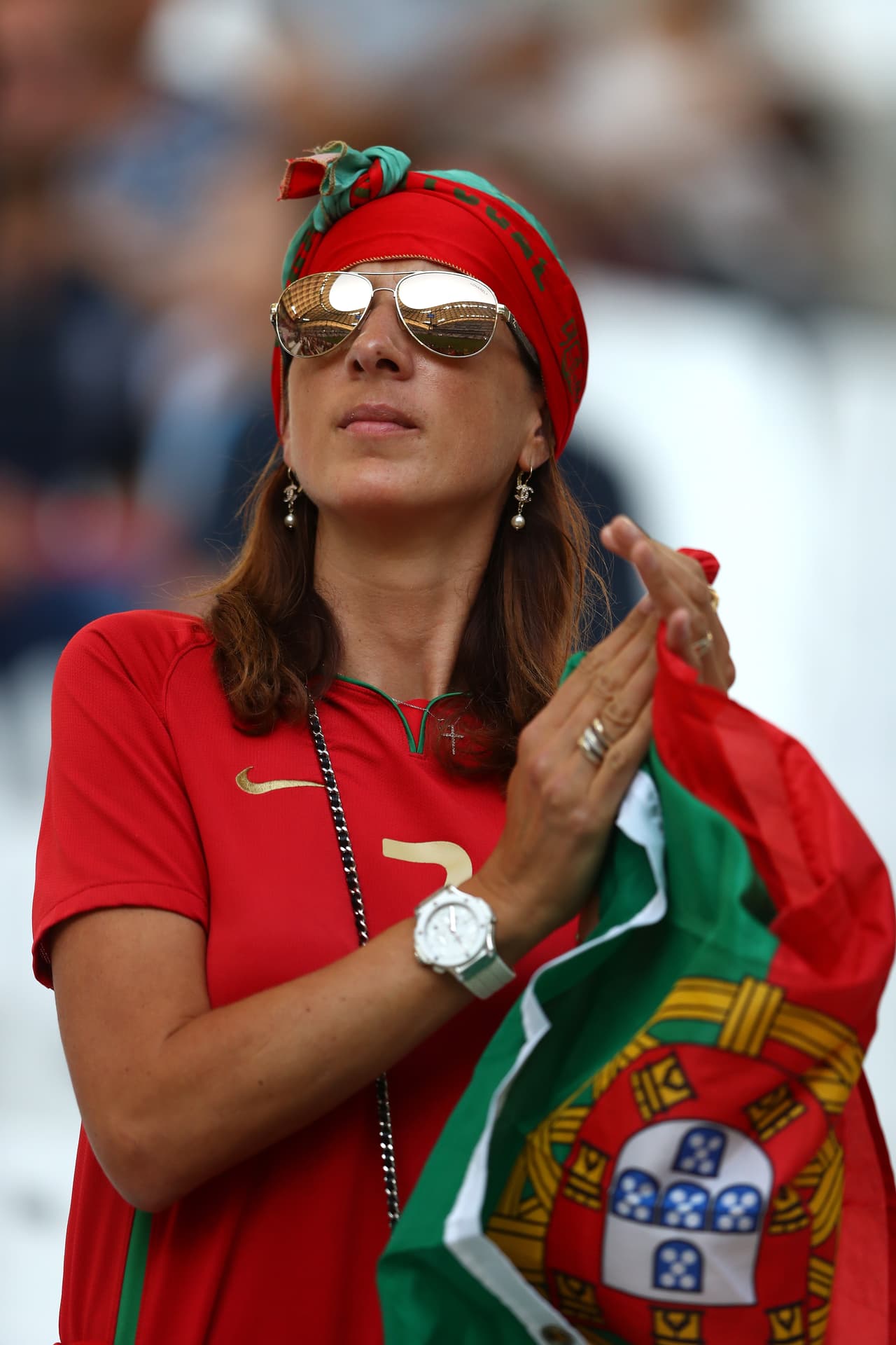 Ellas se llevaron los chiflidos y piropos en el Estadio Velódrome de Marsella. ¿Las fans de qué equipo lucieron más?