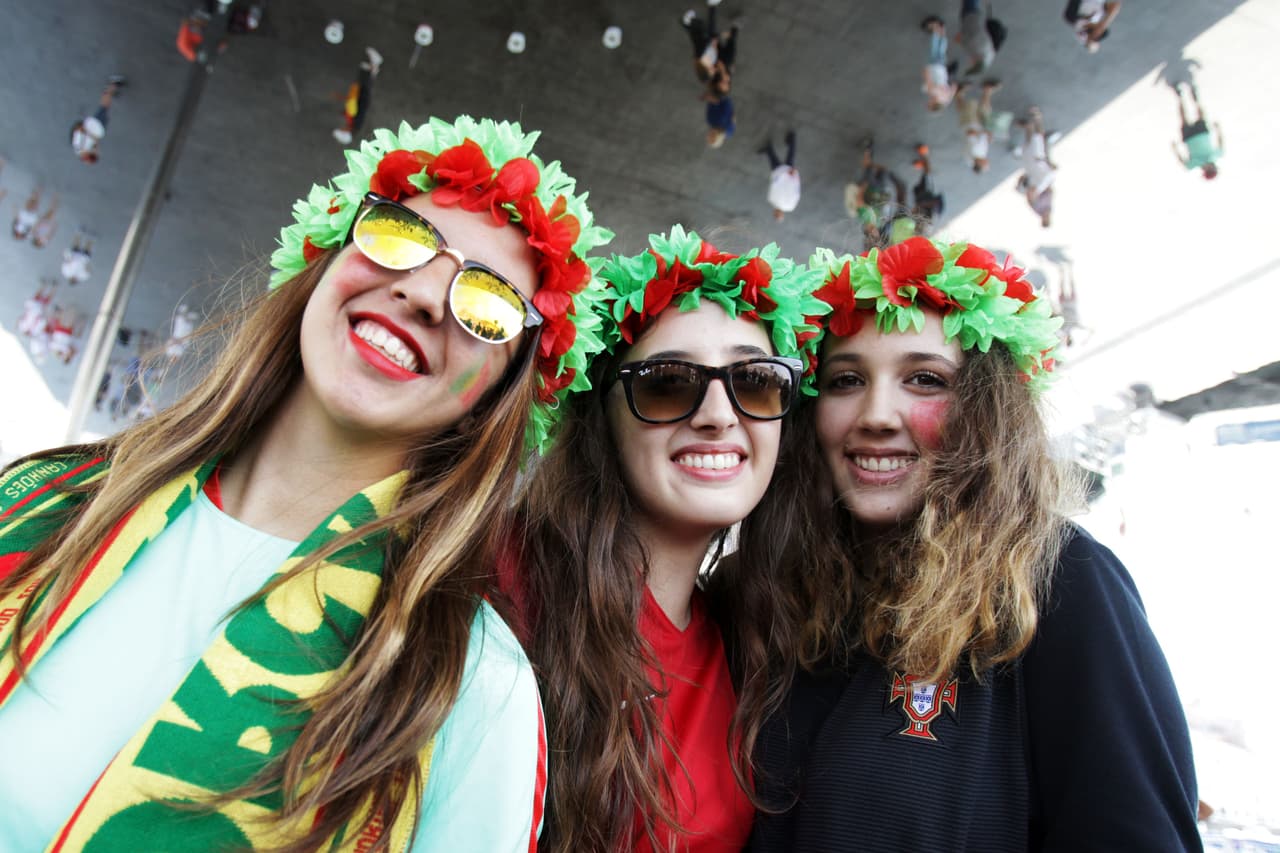 Ellas se llevaron los chiflidos y piropos en el Estadio Velódrome de Marsella. ¿Las fans de qué equipo lucieron más?