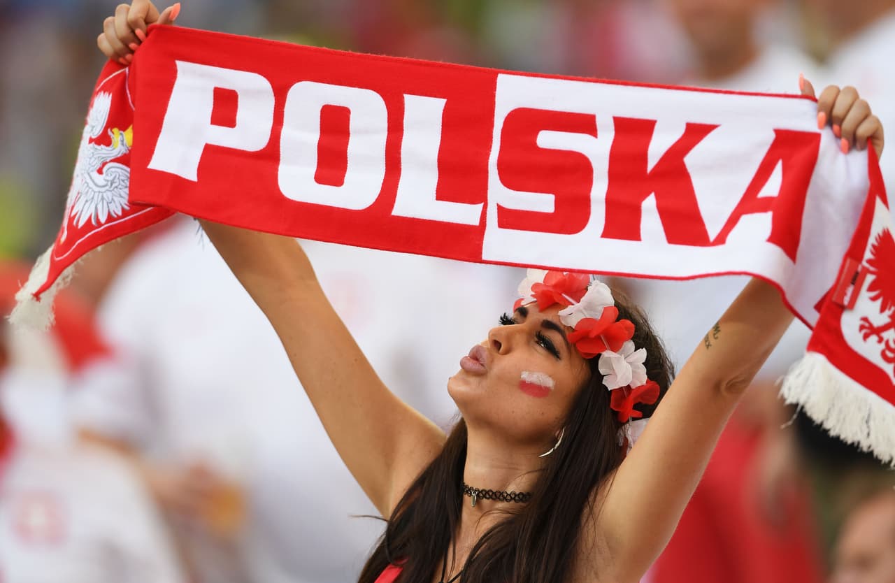 Ellas se llevaron los chiflidos y piropos en el Estadio Velódrome de Marsella. ¿Las fans de qué equipo lucieron más?