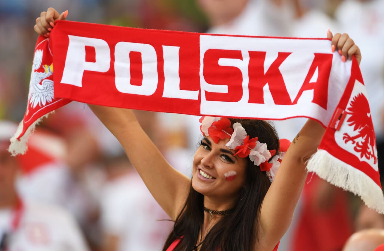 Ellas se llevaron los chiflidos y piropos en el Estadio Velódrome de Marsella. ¿Las fans de qué equipo lucieron más?