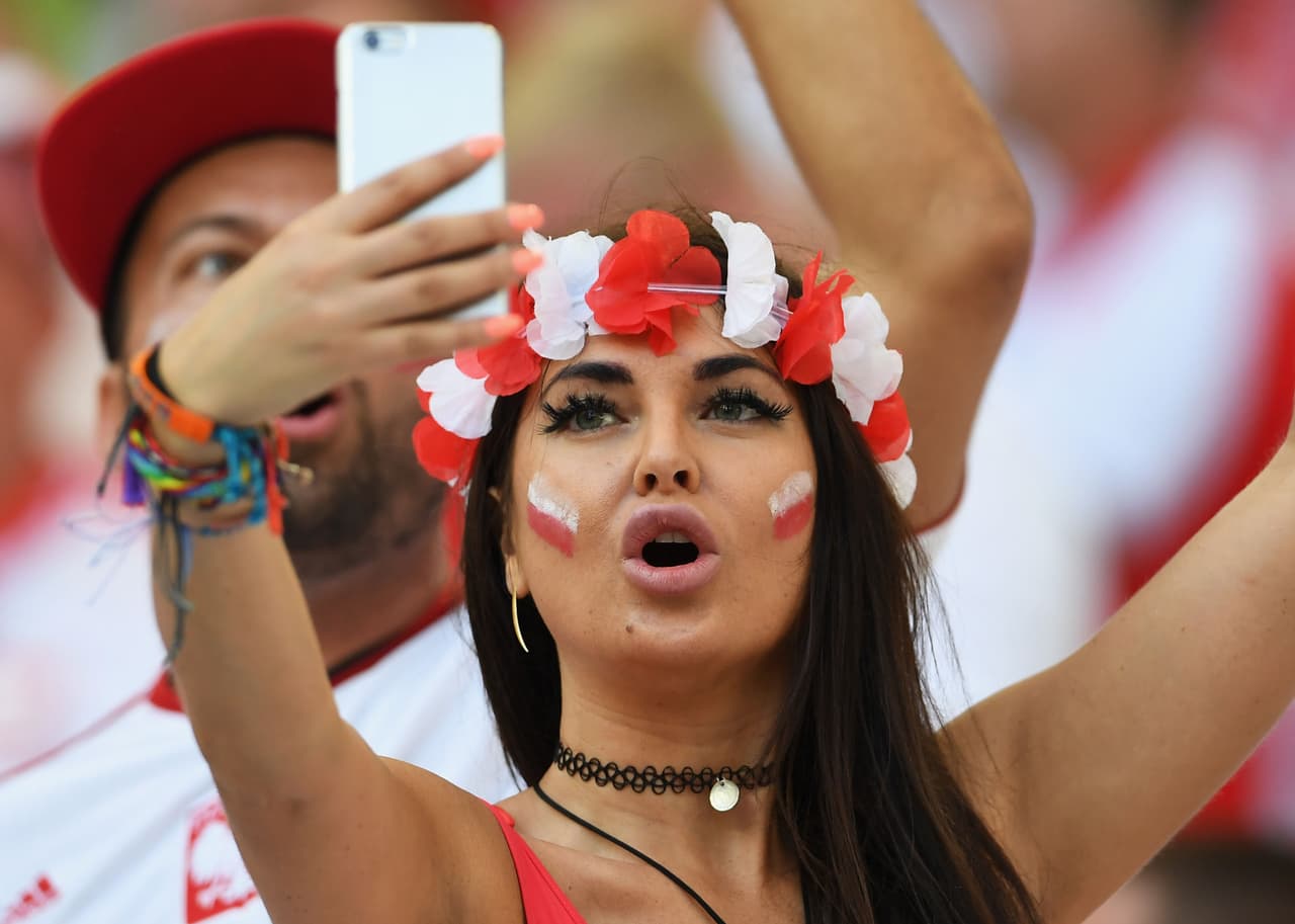 Ellas se llevaron los chiflidos y piropos en el Estadio Velódrome de Marsella. ¿Las fans de qué equipo lucieron más?