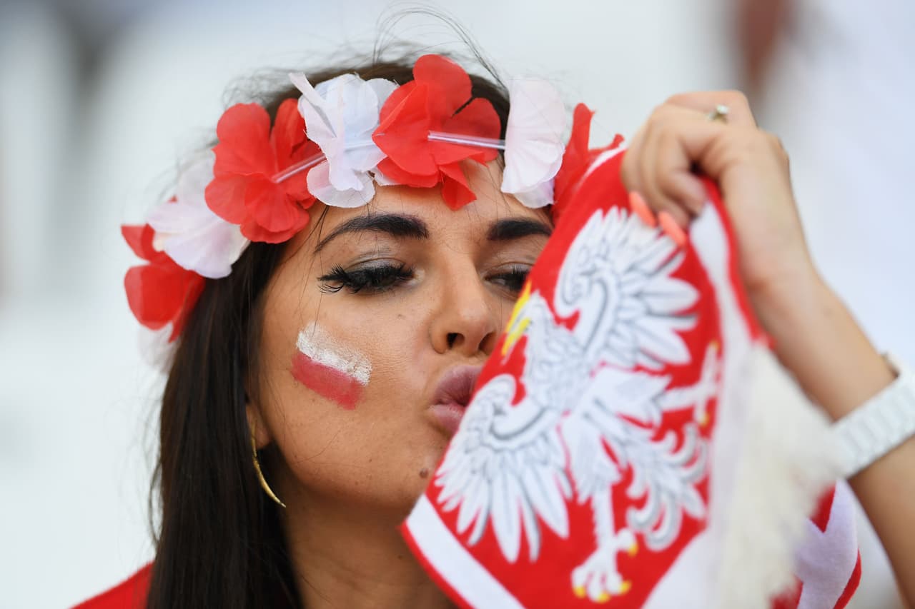 Ellas se llevaron los chiflidos y piropos en el Estadio Velódrome de Marsella. ¿Las fans de qué equipo lucieron más?