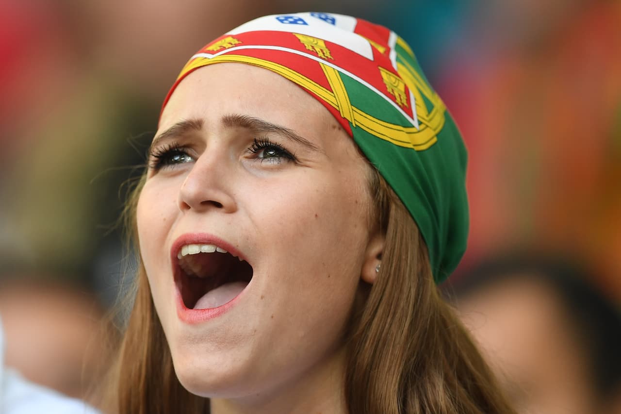 Ellas se llevaron los chiflidos y piropos en el Estadio Velódrome de Marsella. ¿Las fans de qué equipo lucieron más?