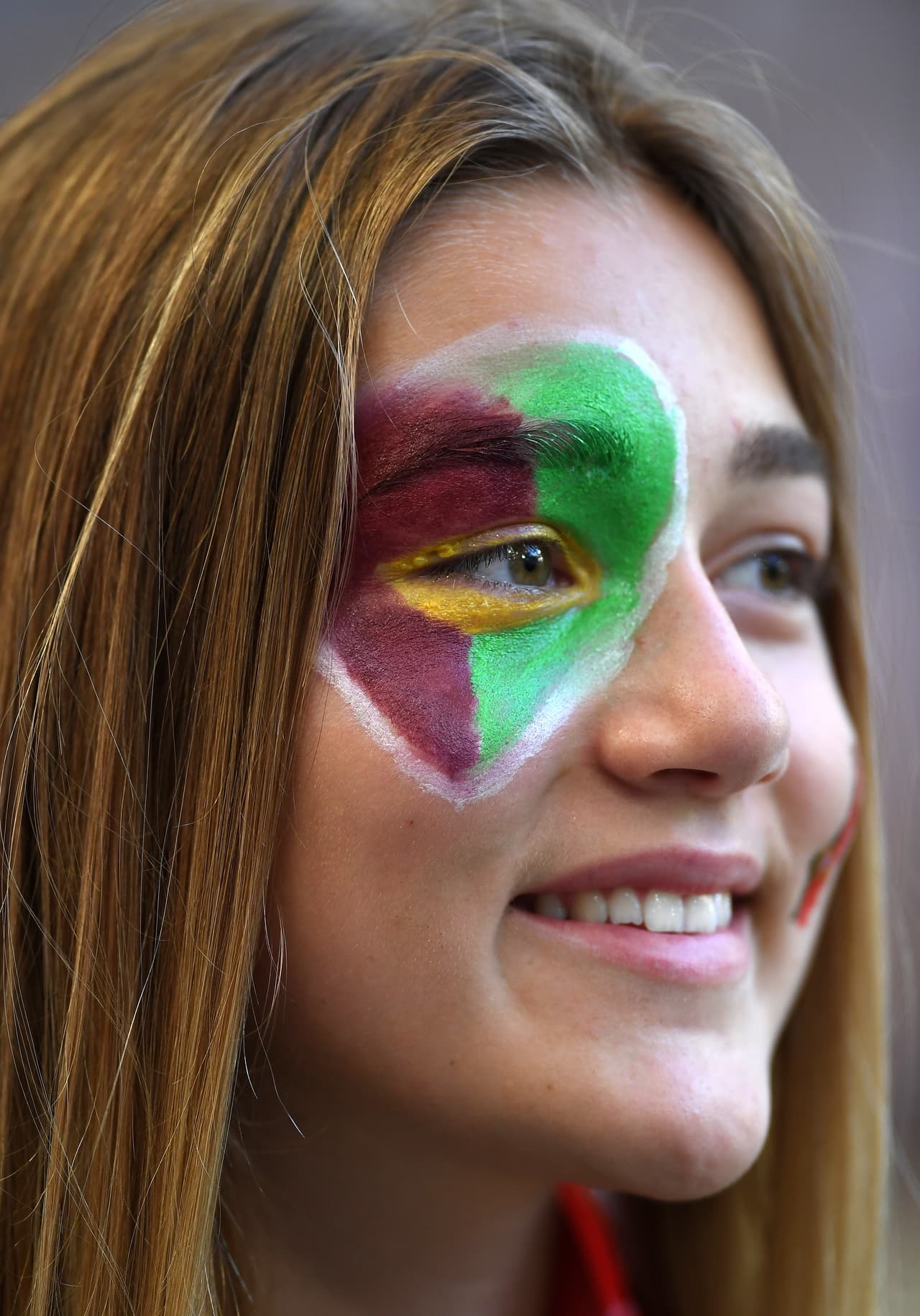 Ellas se llevaron los chiflidos y piropos en el Estadio Velódrome de Marsella. ¿Las fans de qué equipo lucieron más?