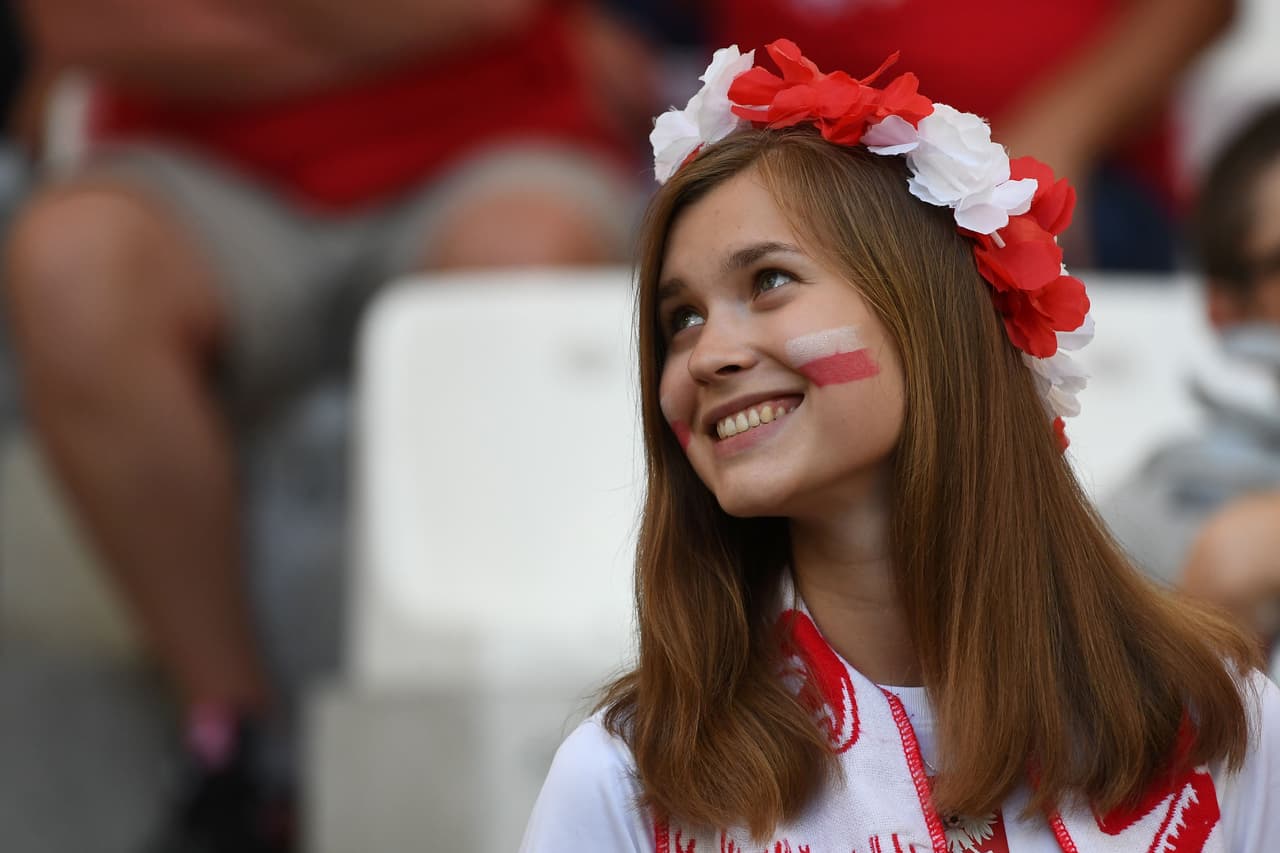 Ellas se llevaron los chiflidos y piropos en el Estadio Velódrome de Marsella. ¿Las fans de qué equipo lucieron más?