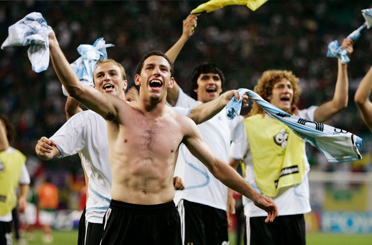 Cuando parecía que el Tri tenía una oportunidad, apareció Maxi Rodríguez para sepultar las aspiraciones mexicanas con un golazo desde fuera del área.