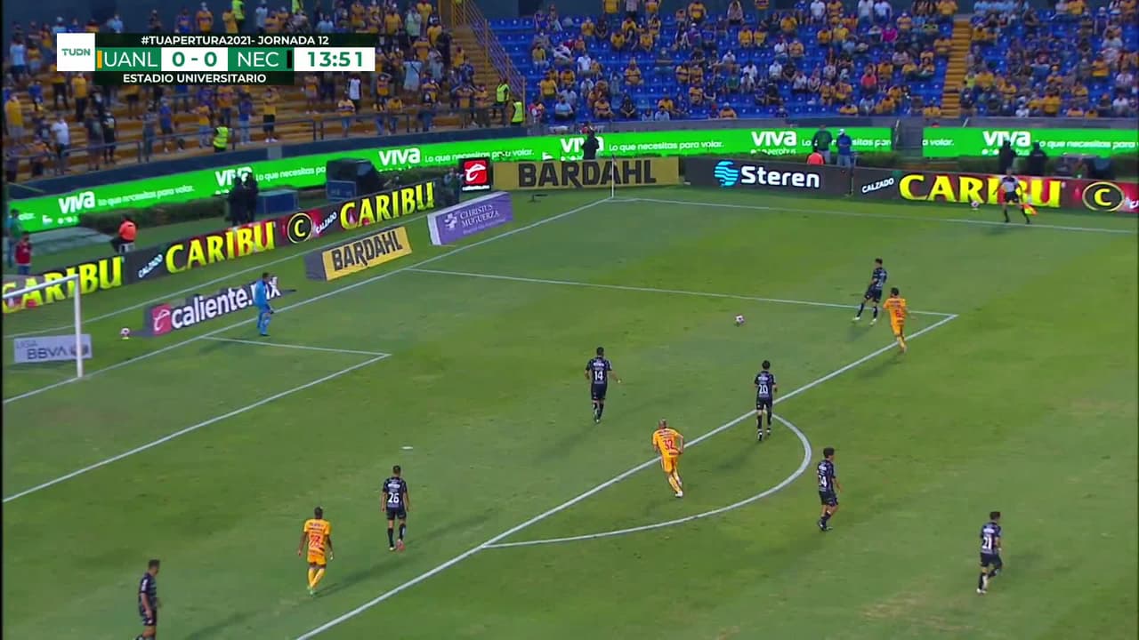 ¡TIRO ATAJADO! disparo por Rodrigo Aguirre.