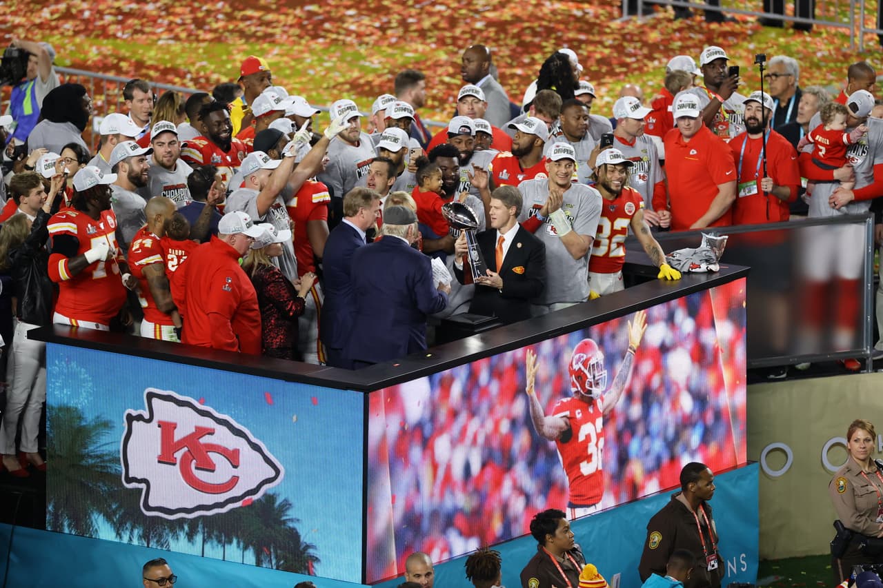 Así se presentó el festejo de los Chiefs desde los minutos finales del partido, hasta el clásico baño al head coach, Andy Reid y también la celebración con el Vince Lobardi.