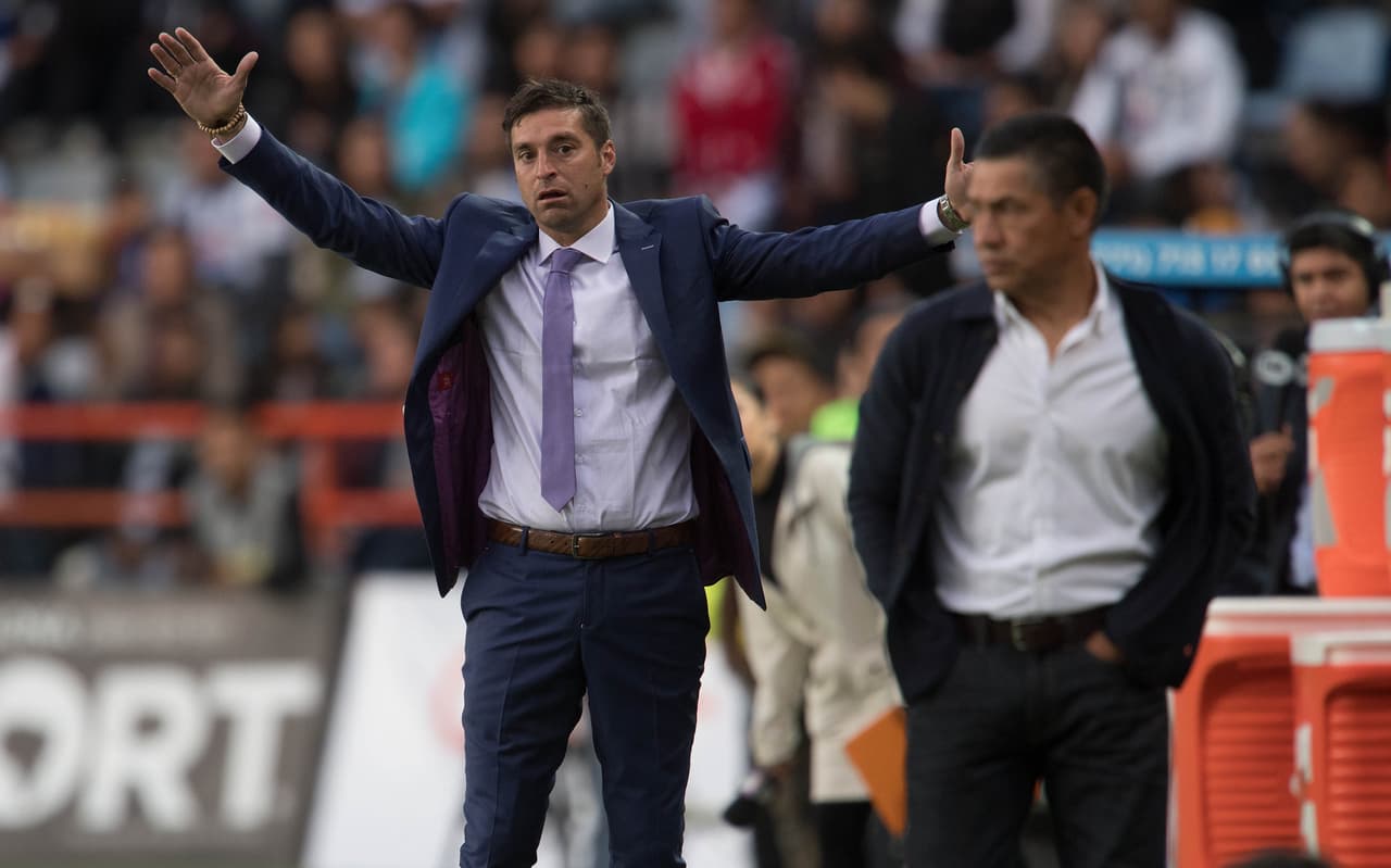 Mientras Diego Alonso reclama una jugada, "Nacho" Ambriz observa las acciones del encuentro.