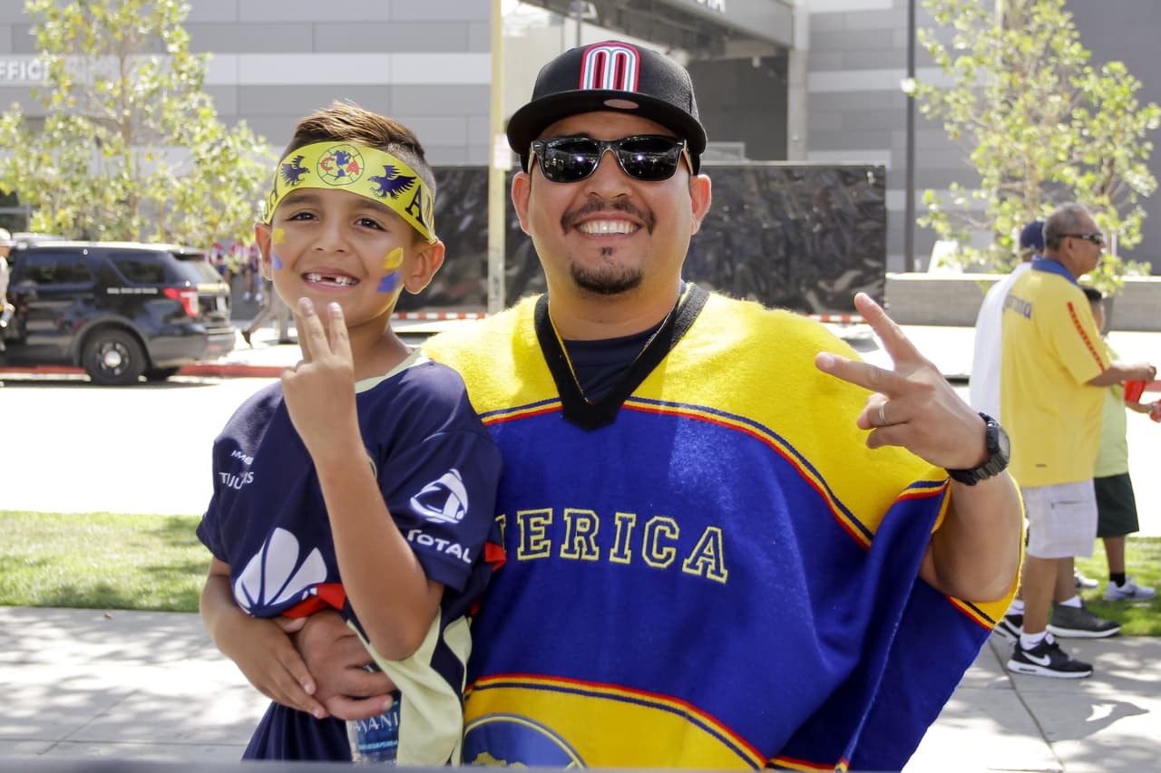 Los hinchas de América y Chivas de Guadalajara vivieron en Los Angeles una edición del Clásico Nacional en medio de la rivalidad de dos grandes y la hermandad entre dos clubes del mismo país.