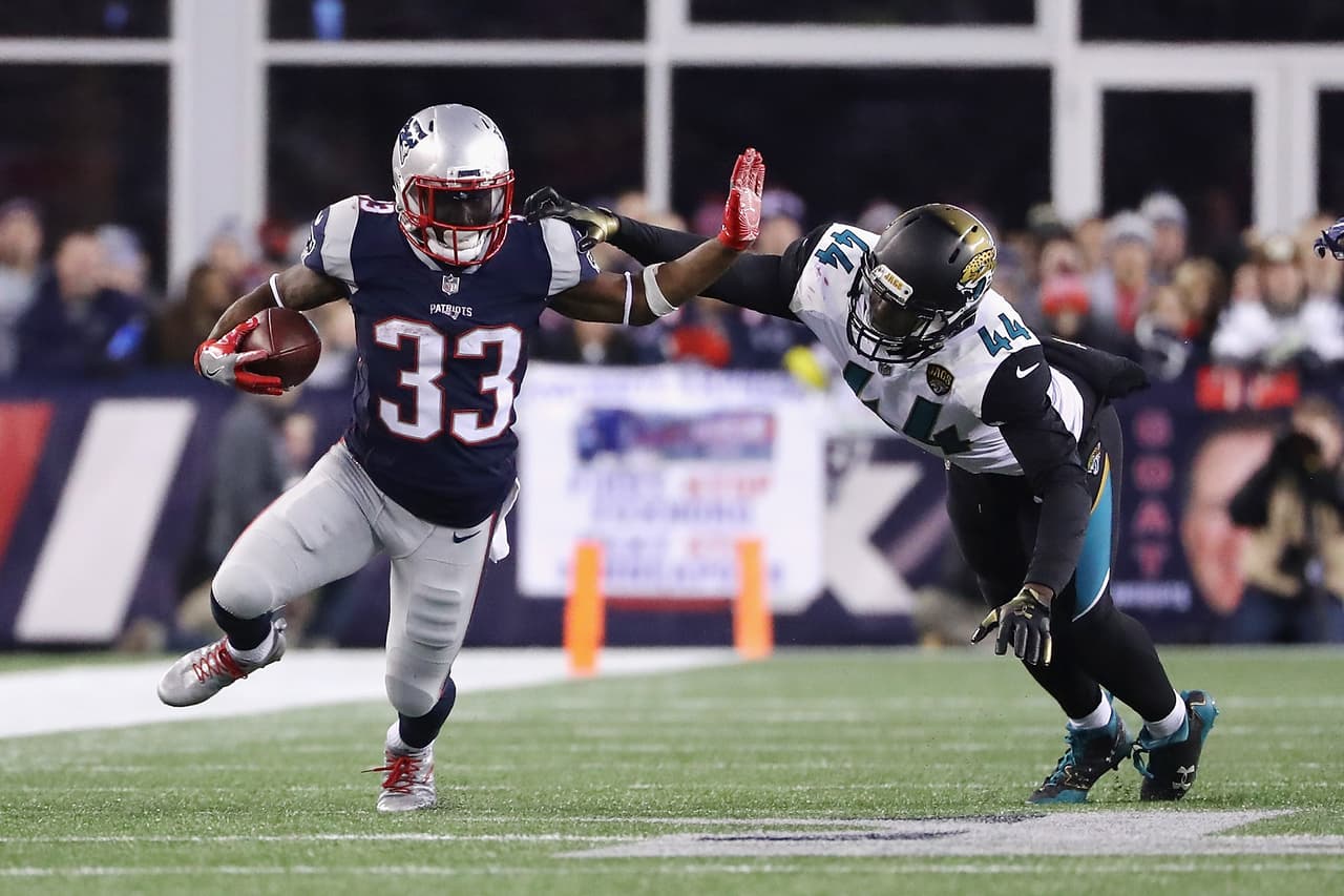 La ofensiva terrestre de los Patriots aportó poco durante el encuentro. Dion Lewis fue el mejor corredor del equipo con 34 yardas en 9 acarreos.