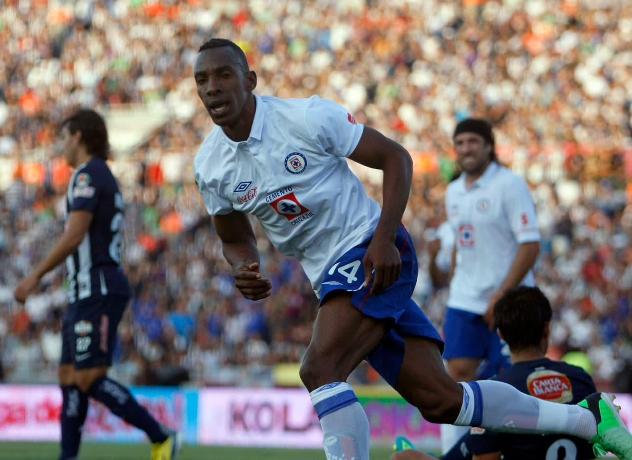 El colombiano Luis Amaranto Perea llegó al Cruz Azul en 2012, tras salir del Atlético de Madrid como el jugador extranjero con más partidos en la historia (314) y con dos títulos de Europa League y una Supercopa de Europa en su palmarés. Con la escuadra cementera fue campeón de la Copa de México en 2013 y de la Concacaf Champions League en 2014.