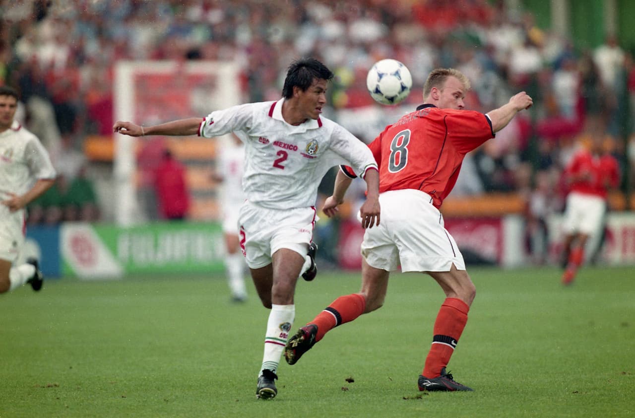 El segundo uniforme de México en 1998 fue blanco con parte del cuello roja.