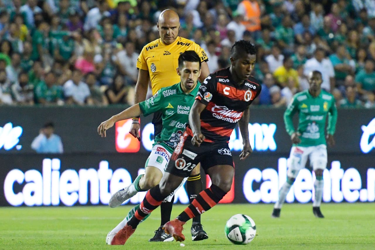 A pesar de la ventaja en el marcador global, los Esmeraldas presionaban con insistencia para amplicar su ventaja.