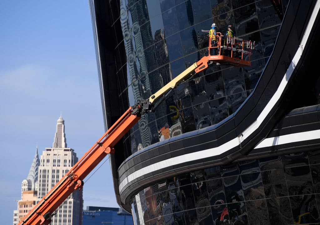 El Allegiant Stadium, nueva casa de Las Vegas Raiders, recibe los últimos detalles para ser estrenado la siguiente temporada de la NFL.