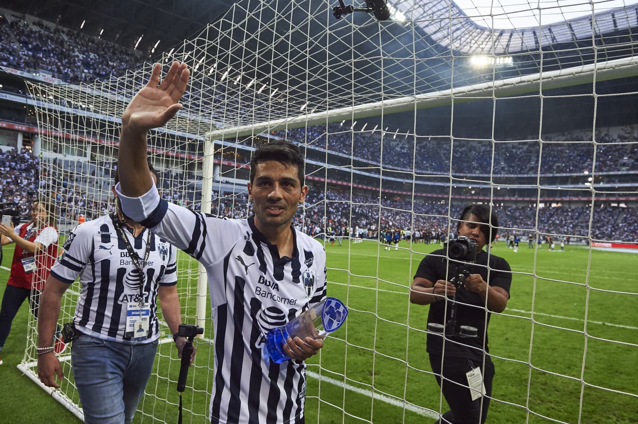 Los fanáticos de Monterrey en el Estadio BBVA Bancomer le dieron el último adiós como futbolista a Walter Erviti.