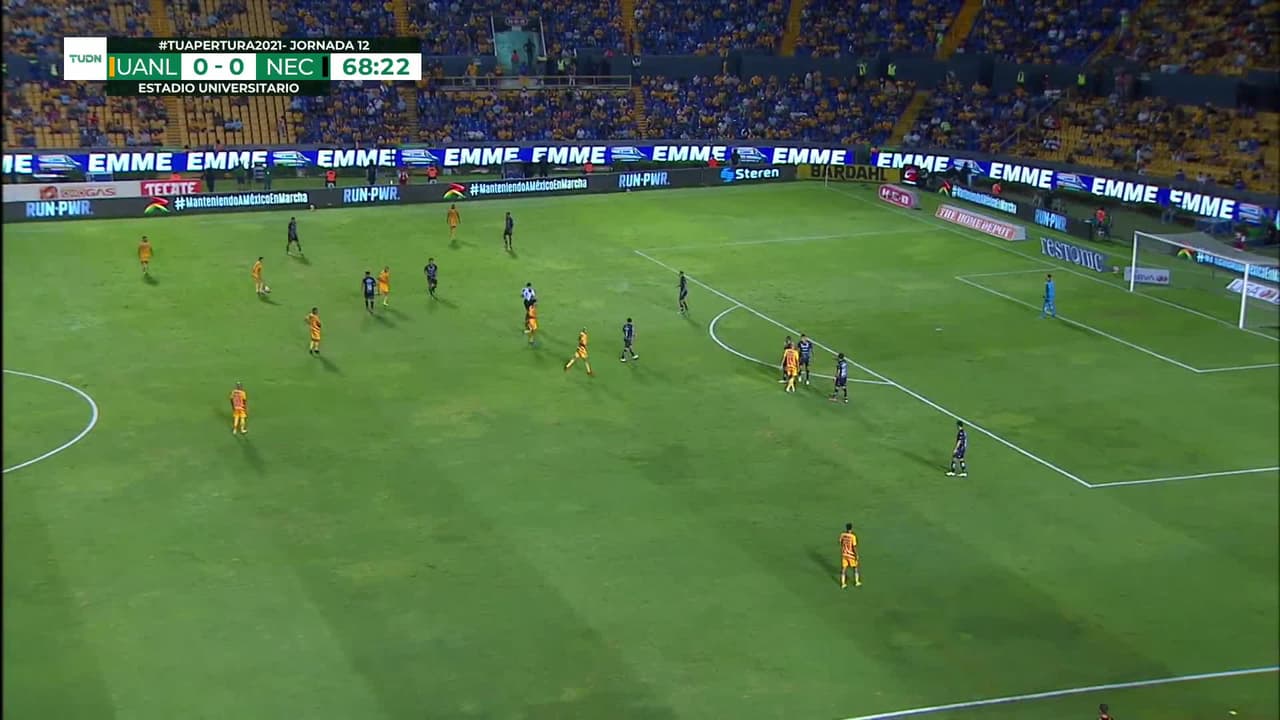 ¡CERCA! Guido Pizarro disparó que se estrella en el poste.