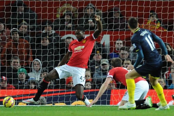 El defensa Tyler Blackett no pudo evitar el gol del Southampton, que le costó la derrota a los 'Red Devils'.