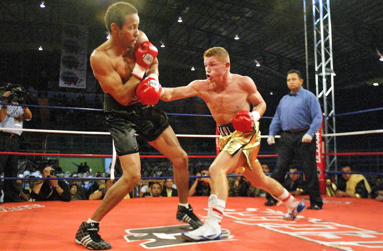 <b>10) El debut</b>. El peleador nativo de Guadalajara Saúl Canelo Álvarez debutó como profesional un 29 de octubre de 2005 ante Abraham González, a quien derrotó por nocaut en el cuarto asalto. A partir de ahí comenzó su andar en el mundo de los encordados.