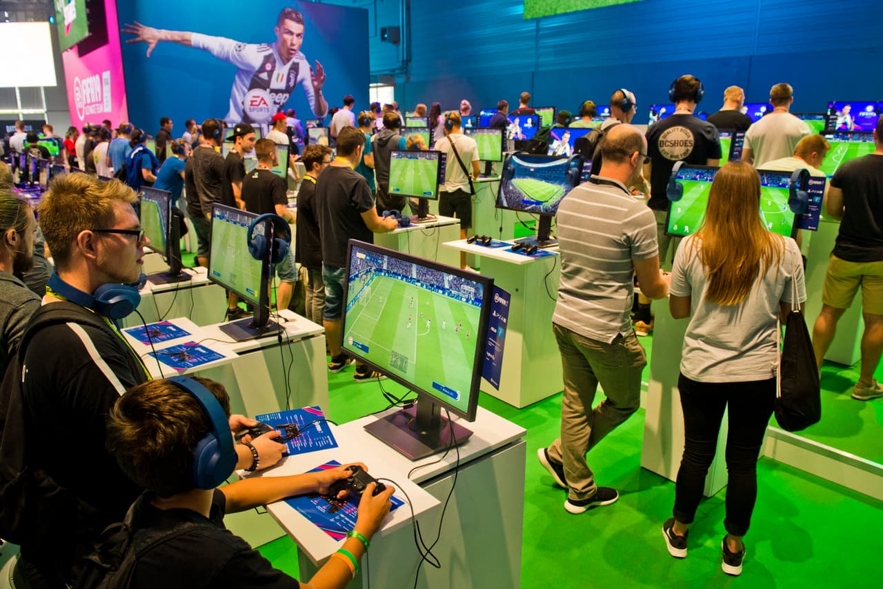 Y qué decir del FIFA 19... El pugilista mexicano se podría comprar 4.5 millones de videojuegos con el dinero que recibió por contrato.