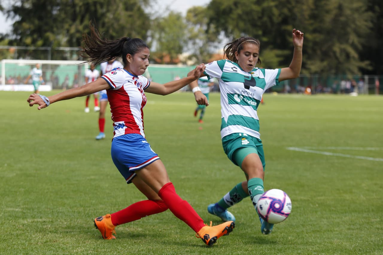 Con hat-trick de Estela Gómez, las de Torreón vencieron a las Chivas en Guadalajara 2-3; Dania Pérez y María Guadalupe Velázquez descontaron por las locales.