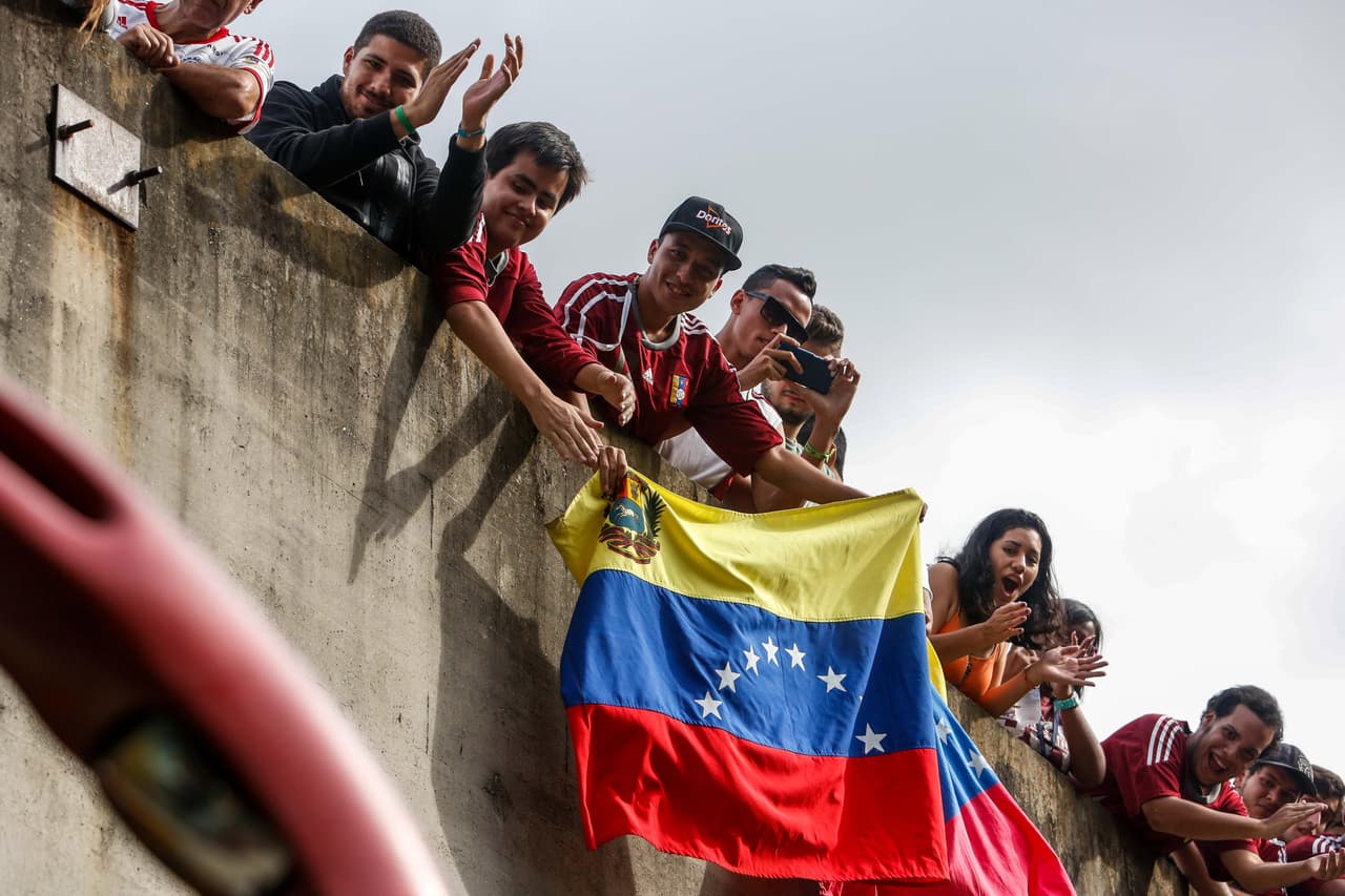CAR219. CARACAS (VENEZUELA), 13/06/2017.- Fanáticos venezolanos participan en un homenaje a la selección Sub'20 de fútbol hoy, martes 13 de junio de 2017, en Caracas (Venezuela). Miles de venezolanos homenajearon este martes a los jugadores de la plantilla Sub'20 de su país, que obtuvo el subcampeonato en el Mundial de la categoría que se disputó hasta el pasado 11 de junio en Corea del Sur, con un multitudinario acto en el estadio Olímpico de la Universidad Central de Venezuela (UCV), en Caracas. EFE/CRISTIAN HERNÁNDEZ