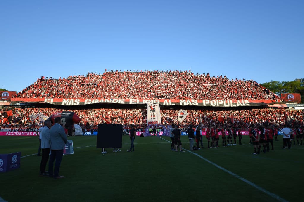 Sigue la fiebre maradoniana por el futbol argentino. En Rosario reciben como 'Dios' a Diego Armando Maradona. Gimnasia venció 0-4 a Newell's.