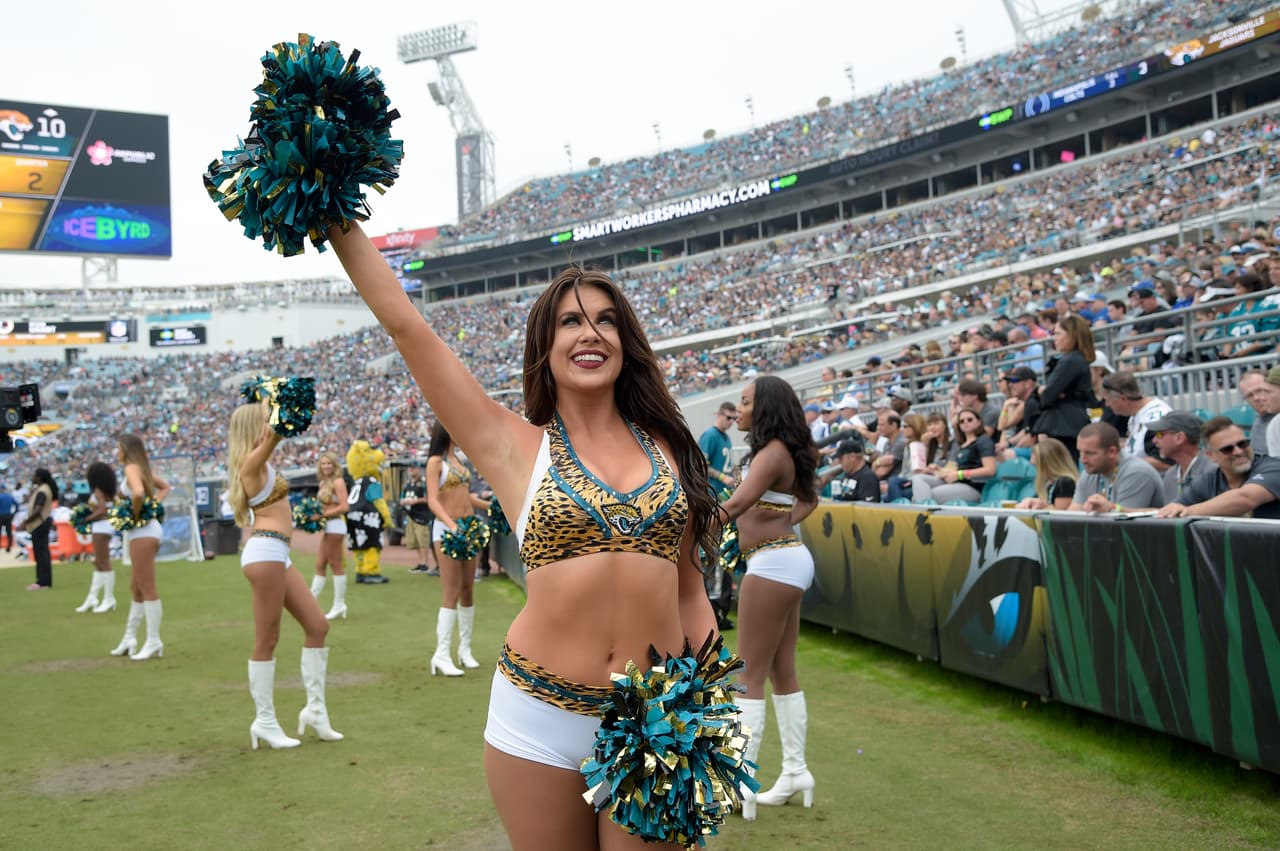 Las sensuales animadoras de la NFL le dieron alegría, belleza y energía al espectáculo del fútbol americano estadounidense en su Semana 13 de competencia, en un condimento único para el público.