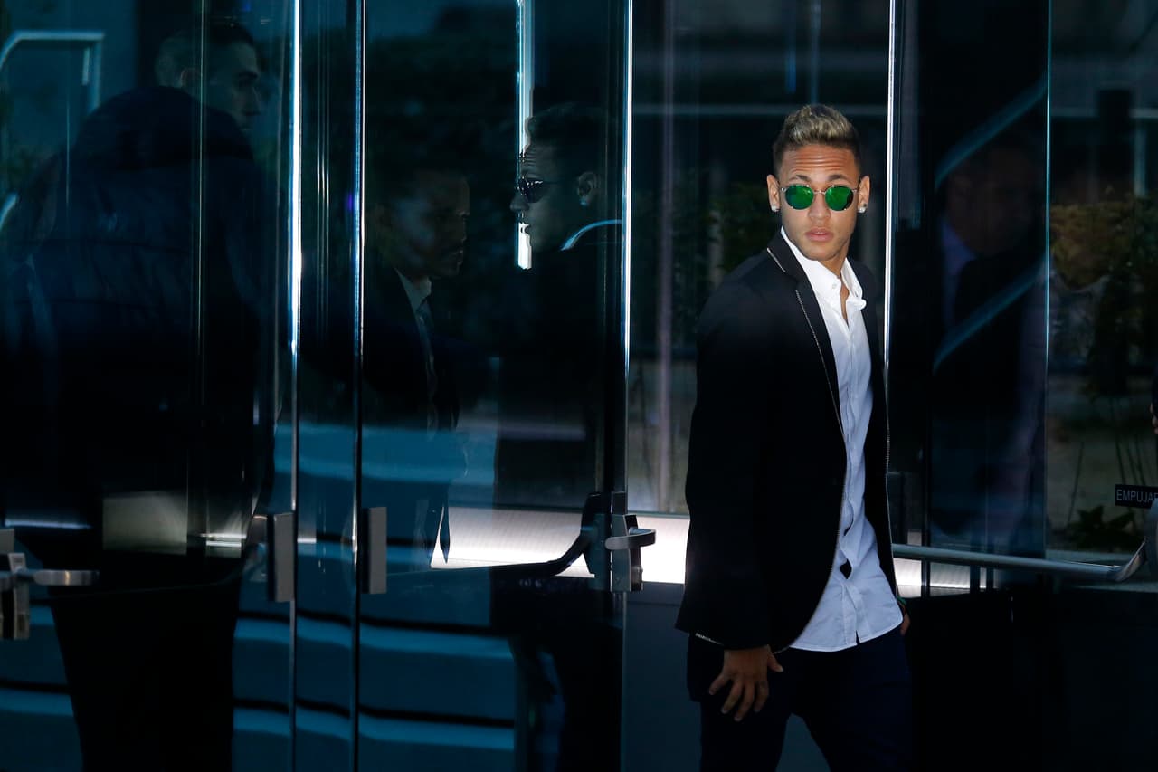 Neymar abandona la Audiencia Nacional tras declarar hora y media ante el juez