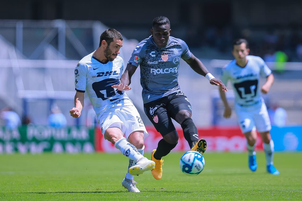 Kevin Mercado intentando cortar el pase de Juan Pablo Vigón.