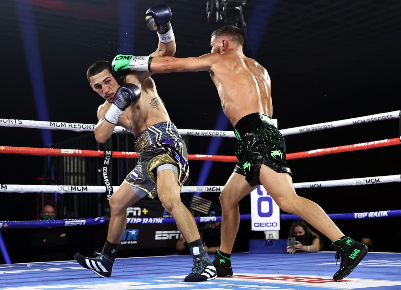 Golpe a golpe, Lomachenko equilibraba las tarjetas y continuaba los castigos en el octavo y noveno episodio.