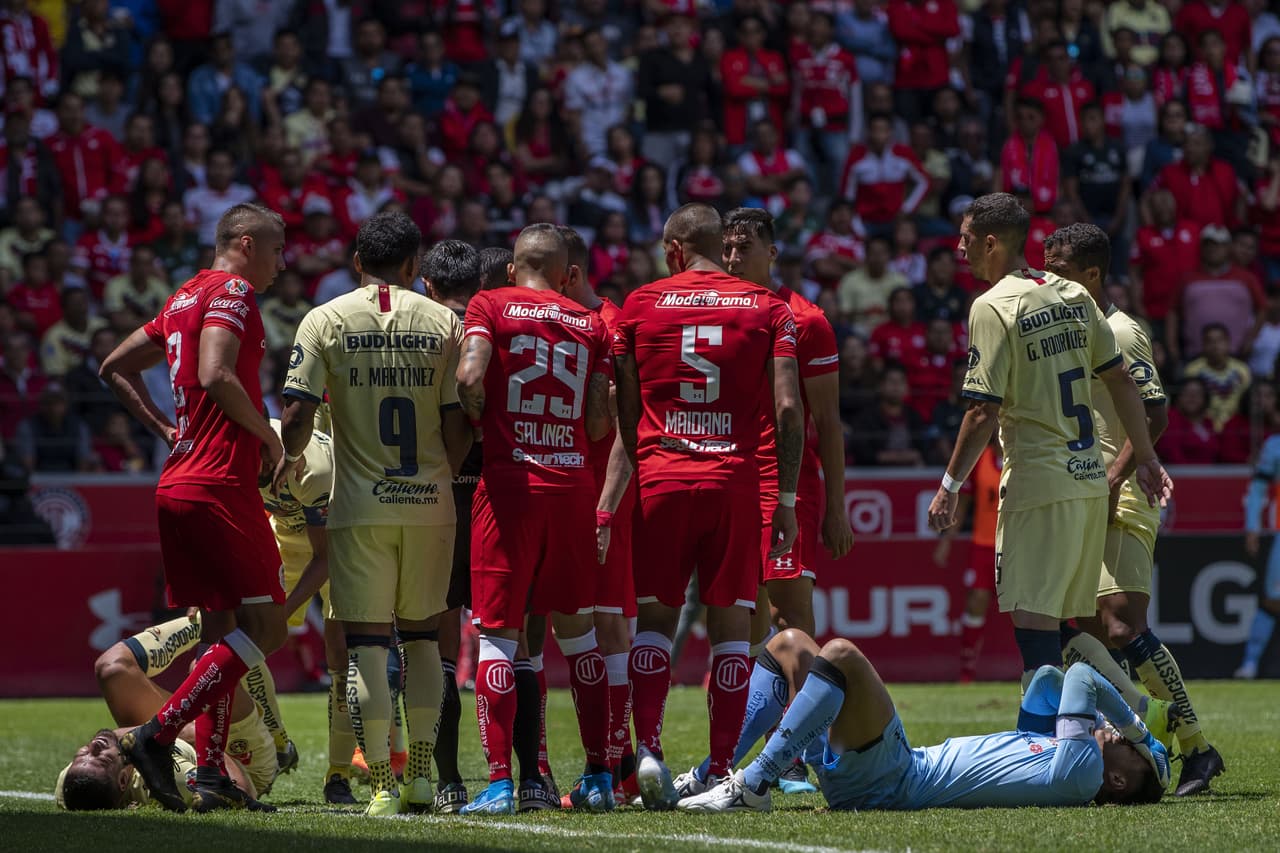 Bruno Valdez chocó con el guardameta del Toluca, Alfredo Talavera.