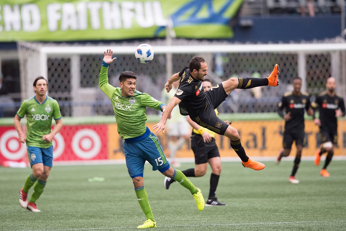 En acción contra Los Angeles FC, Tony Alfaro (centro, izquierda) en disputa del balón mostrando su mejor talento que es en el juego aéreo y la marca.