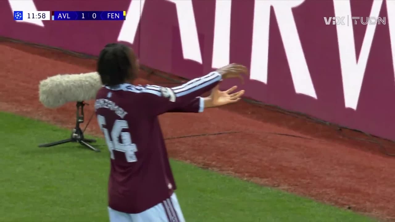 ¡Aston Villa abre el marcador! Manzambi recibe el esférico y define de primera intención para el 1-0