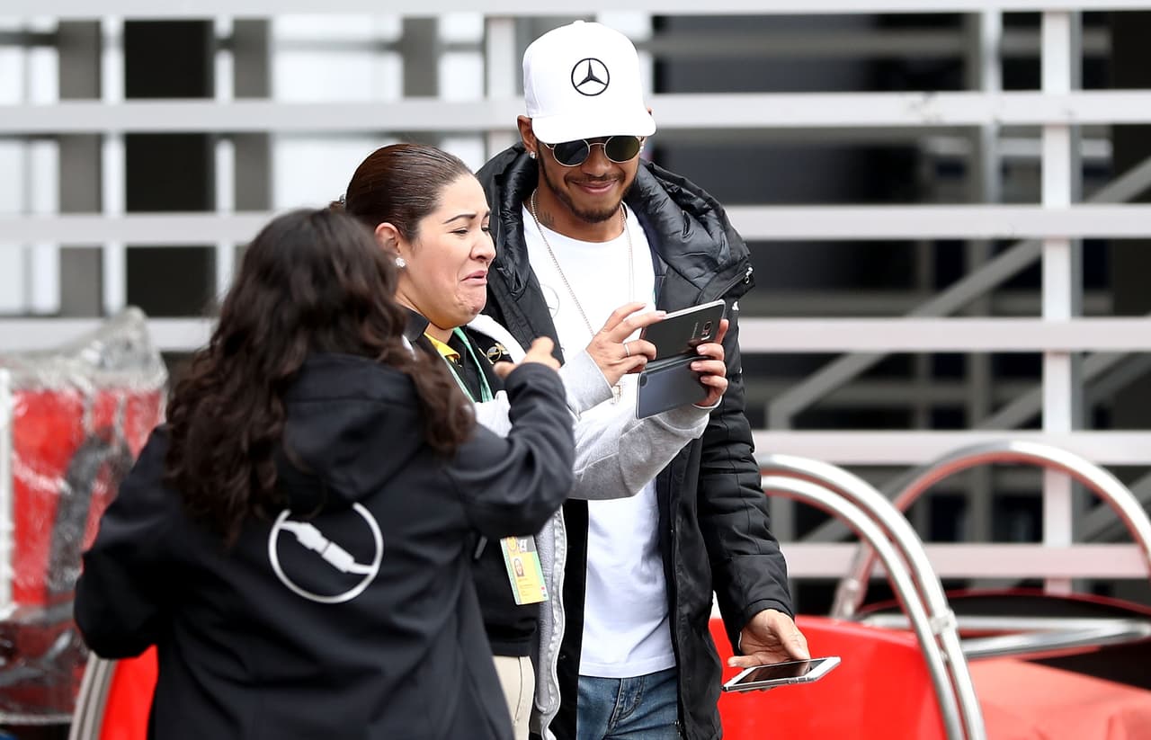 Sin embargo, Hamilton también es amable con los fanáticos. El británico aprovechó para posar con unas fanáticas mexicanas durante el Gran Premio de México, en donde se mantuvo en la pelea por el título.