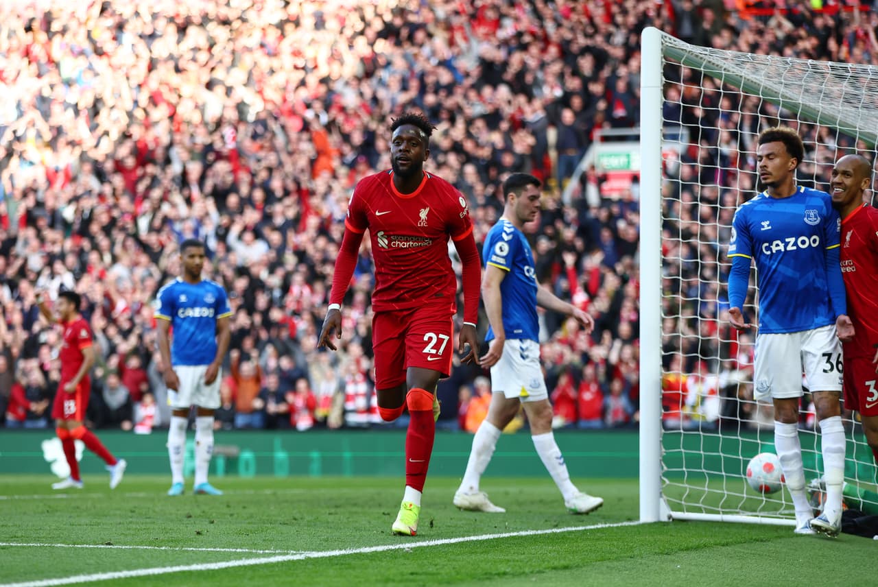 Liverpool derrotó al Everton gracias a los goles de Andrew Robertson y Divock Origi.