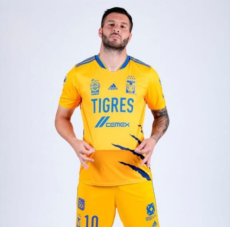 Gignac presentó la nueva playera felina para los Tigres de la UANL.