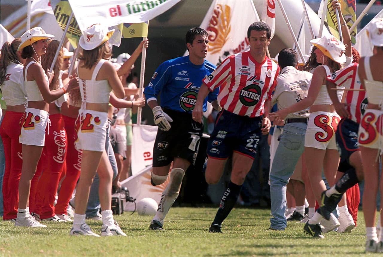 En 2001, antes de poner fin a su carrera, decidió ponerse la camiseta de las Chivas.