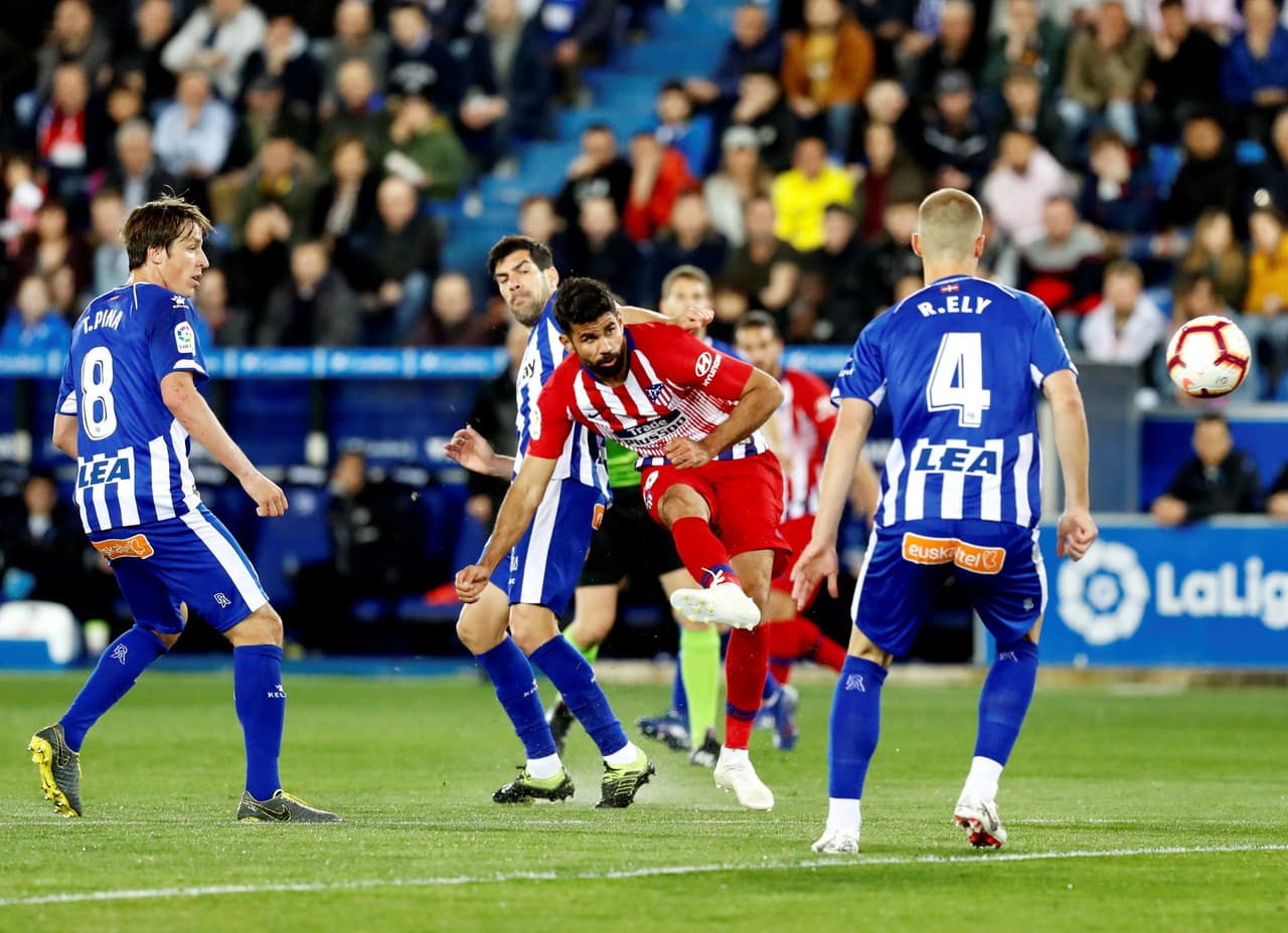 El delantero del Atlético de Madrid Diego Costa (centro) remató para el segundo gol de su equipo al minuto 11, pero no salió al segundo tiempo por lesión.