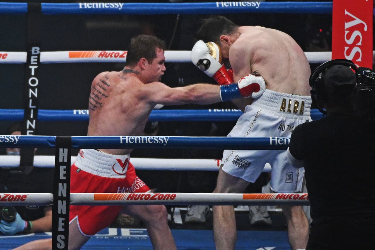 Crecían los castigos a la parte media de Canelo a Callum; el británico lanzaba un par de uppercuts al aire en el quinto round.