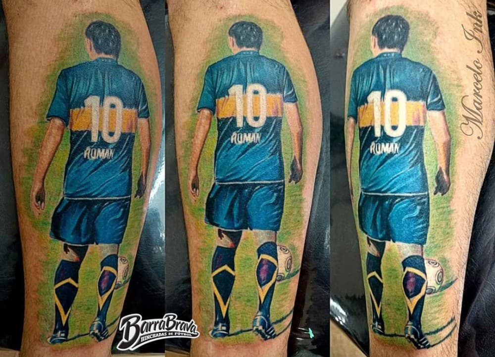 Juan Román Riquelme inmortalizado antes de cobrar un tiro libre, su especialidad.