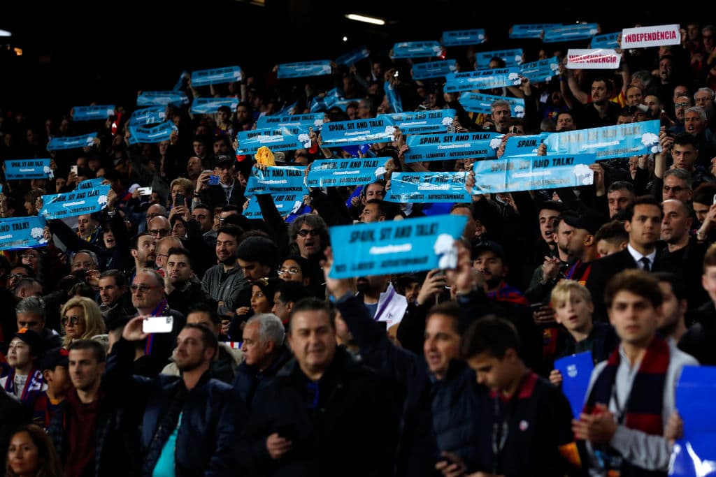 De forma pacífica, los catalanes se manifestaron con pancartas, balones y cantos al ritmo de 'Spain, sit and talk'.