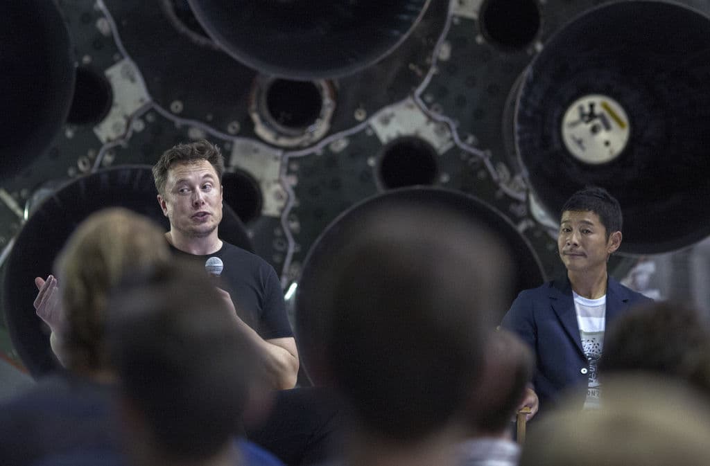Maezawa anunció la misión en septiembre de 2018 junto con el fundador de SpaceX, Elon Musk.