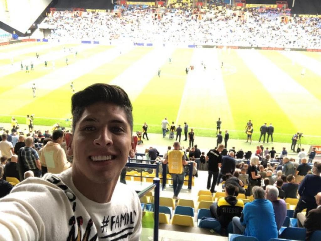 Edson Álvarez envía mensaje desde la tribuna