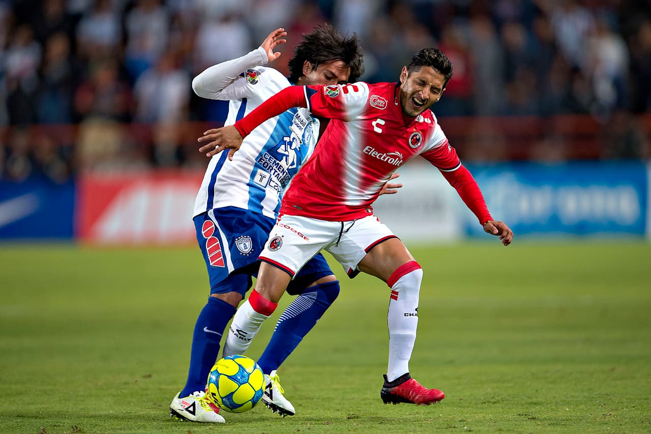 Angel Reyna se ha caracterizado por ser un jugador conflictivo tanto con compañeros como con directivos y también con los árbitros. El delantero se ha ganado varias tarjetas por sus quejas, ojo con ello para el Veracruz.